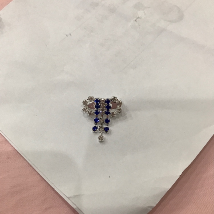 蓝色蝴蝶结胸针