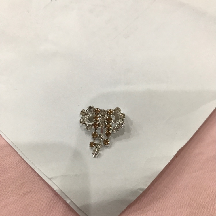 浅黄色蝴蝶结胸针