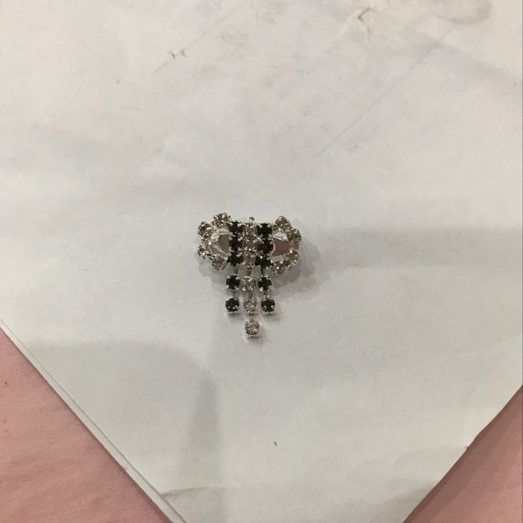 黑色蝴蝶结胸针