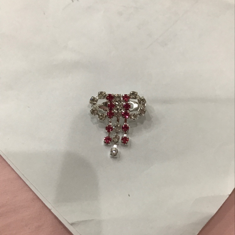 粉色蝴蝶结胸针