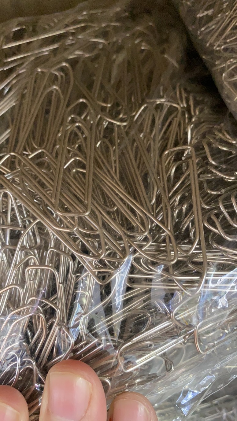 Paper clips, office supplies, colorful bookmarks, creative and cute circular pins, clips, U-shaped pins, anti-rust stamps, spiral pins, small circular pins, paper clips, fixed wholesale stationery, 1 piece Application Scenario