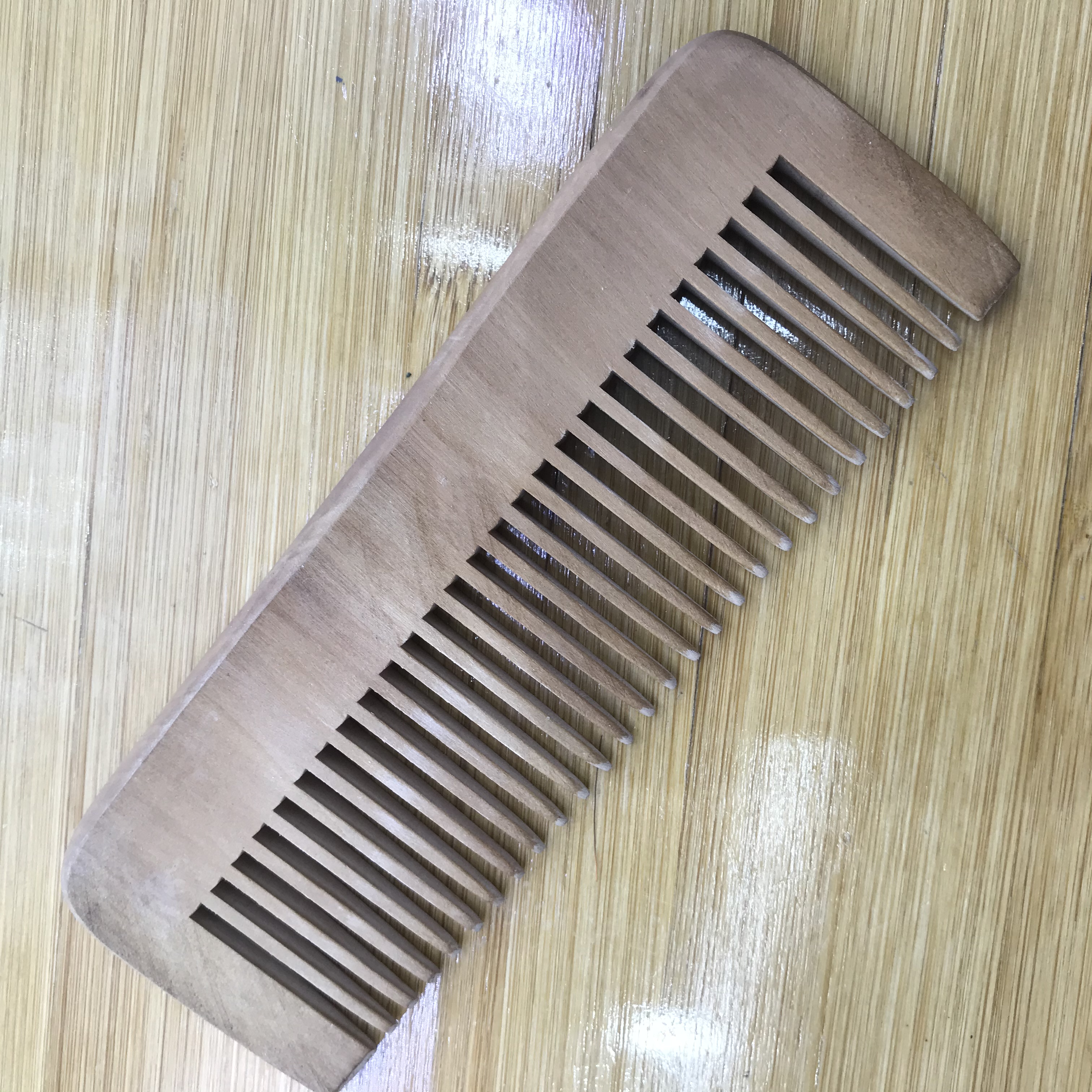 Factory direct sales of natural log ordinary peach wood combs, moon combs, fine-toothed and wide-toothed hair combs detail image 3
