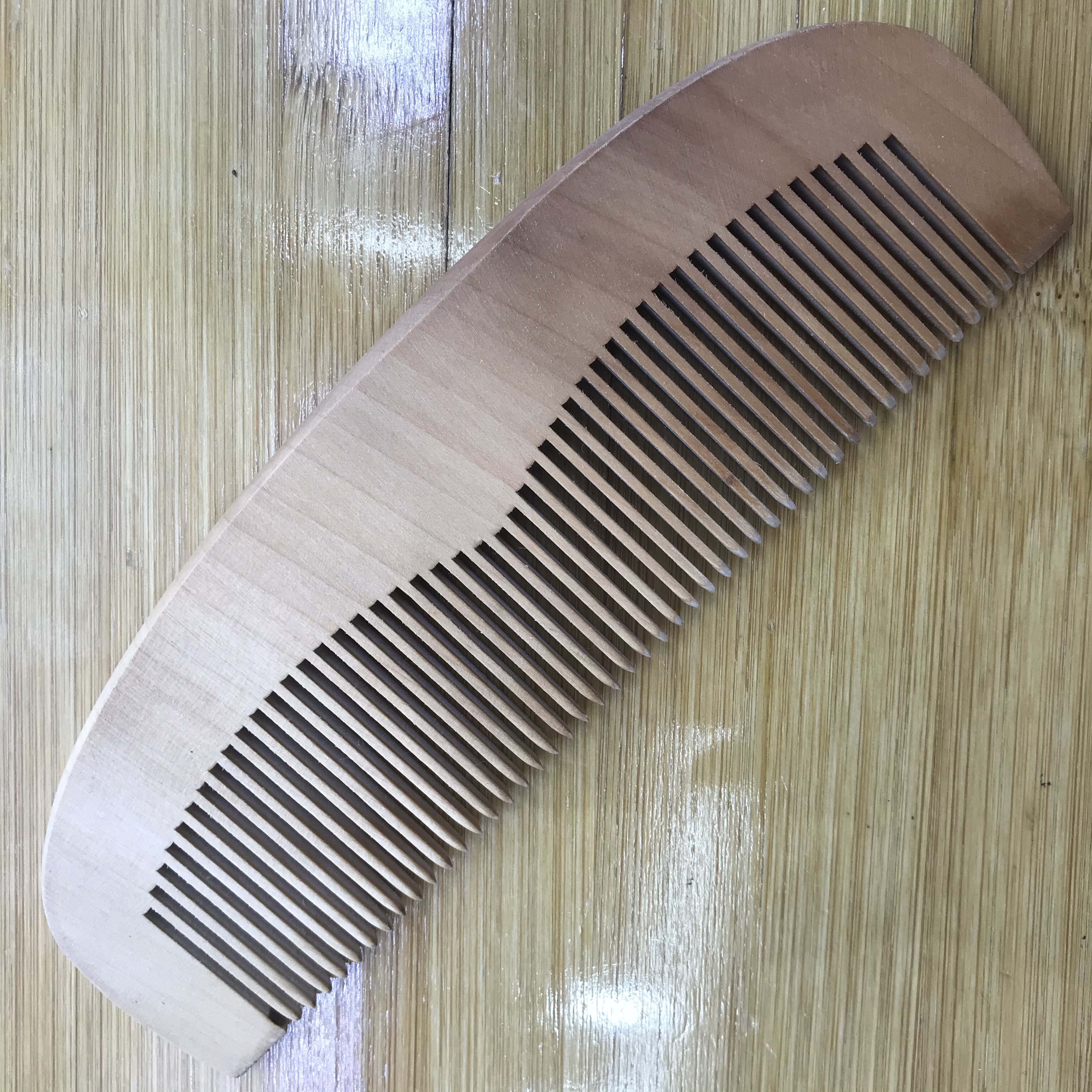 Factory direct sales of natural log ordinary peach wood combs, moon combs, fine-toothed and wide-toothed hair combs detail image 9