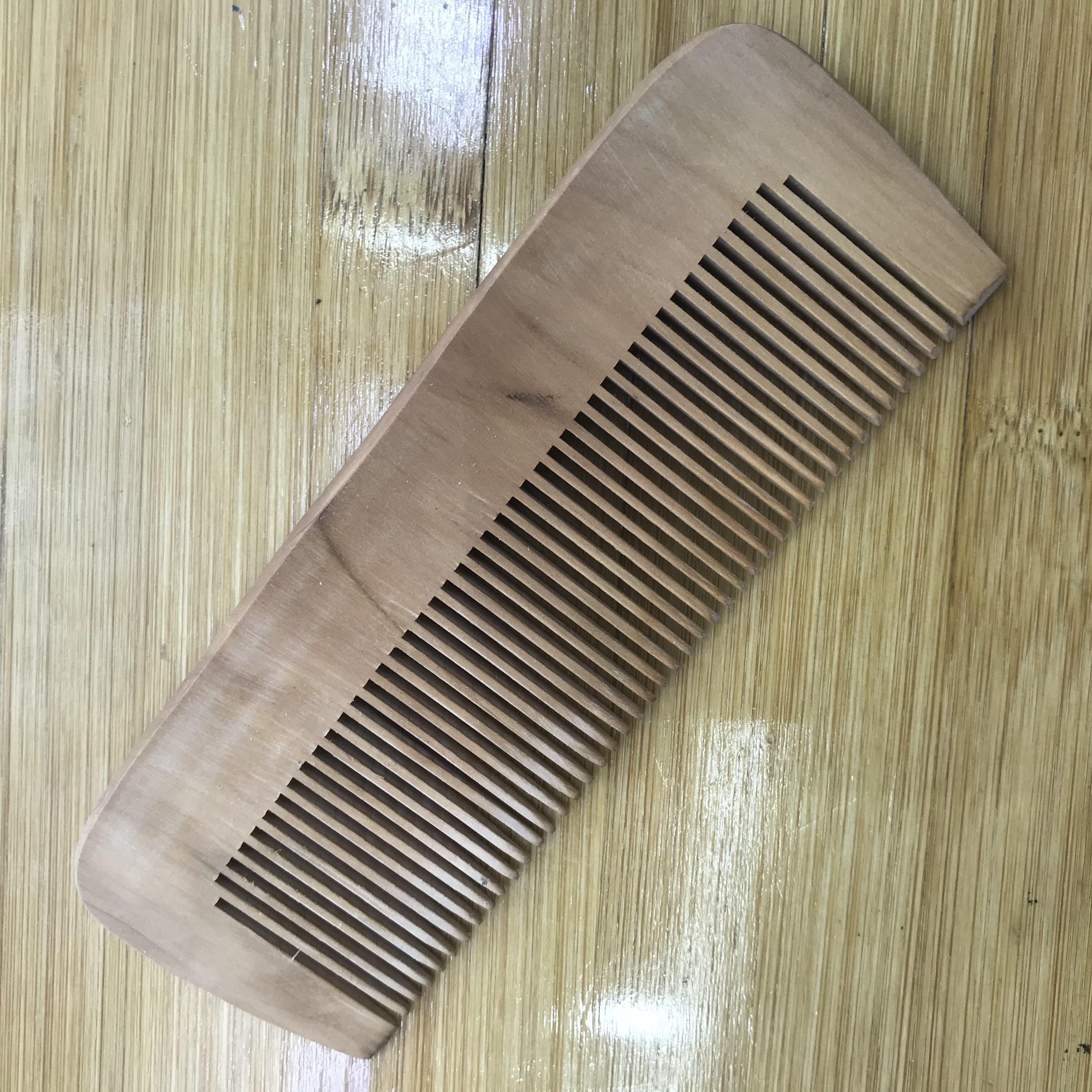 Factory direct sales of natural log ordinary peach wood combs, moon combs, fine-toothed and wide-toothed hair combs detail image 4