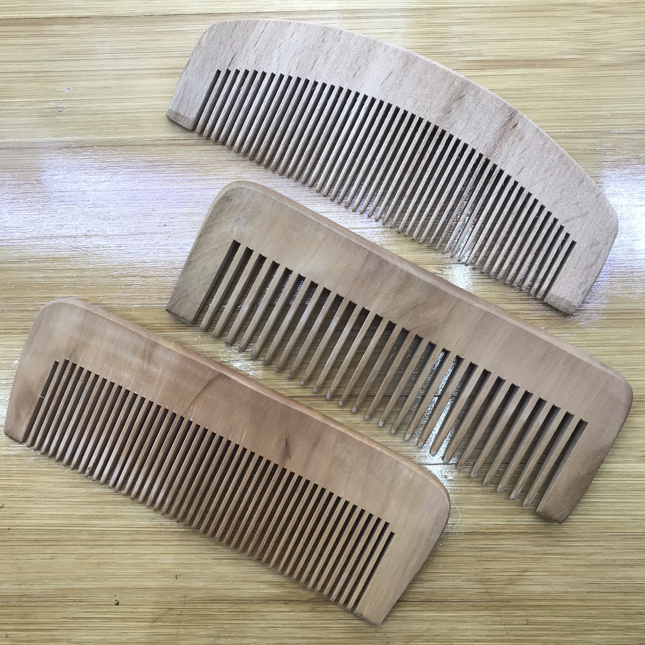 Factory direct sales of natural log ordinary peach wood combs, moon combs, fine-toothed and wide-toothed hair combs