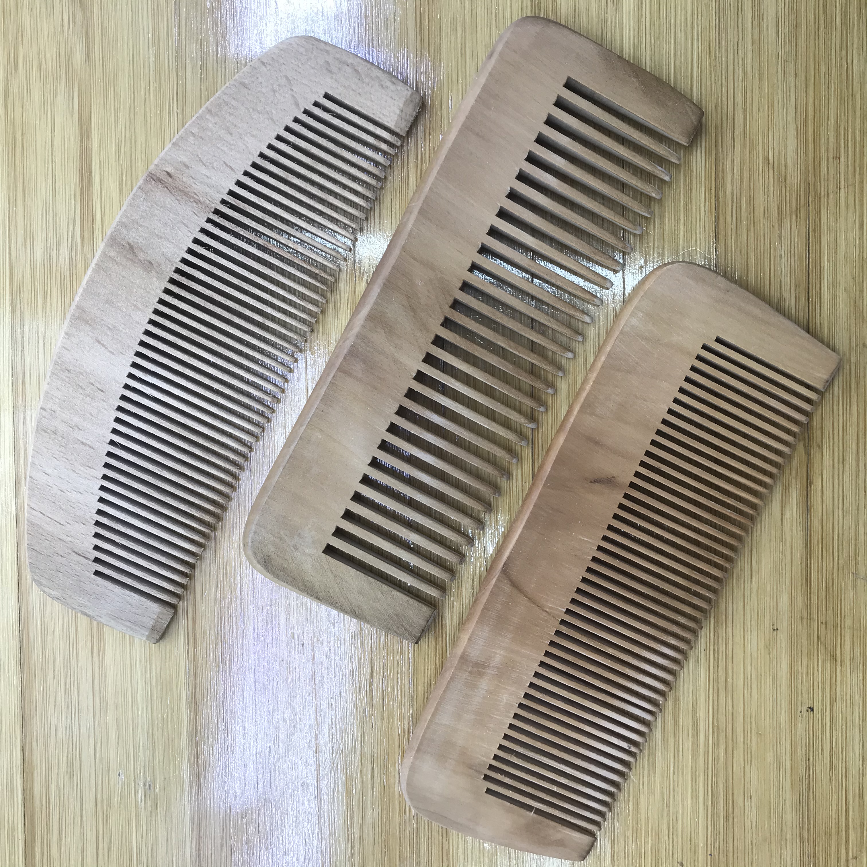 Factory direct sales of natural log ordinary peach wood combs, moon combs, fine-toothed and wide-toothed hair combs detail image 1