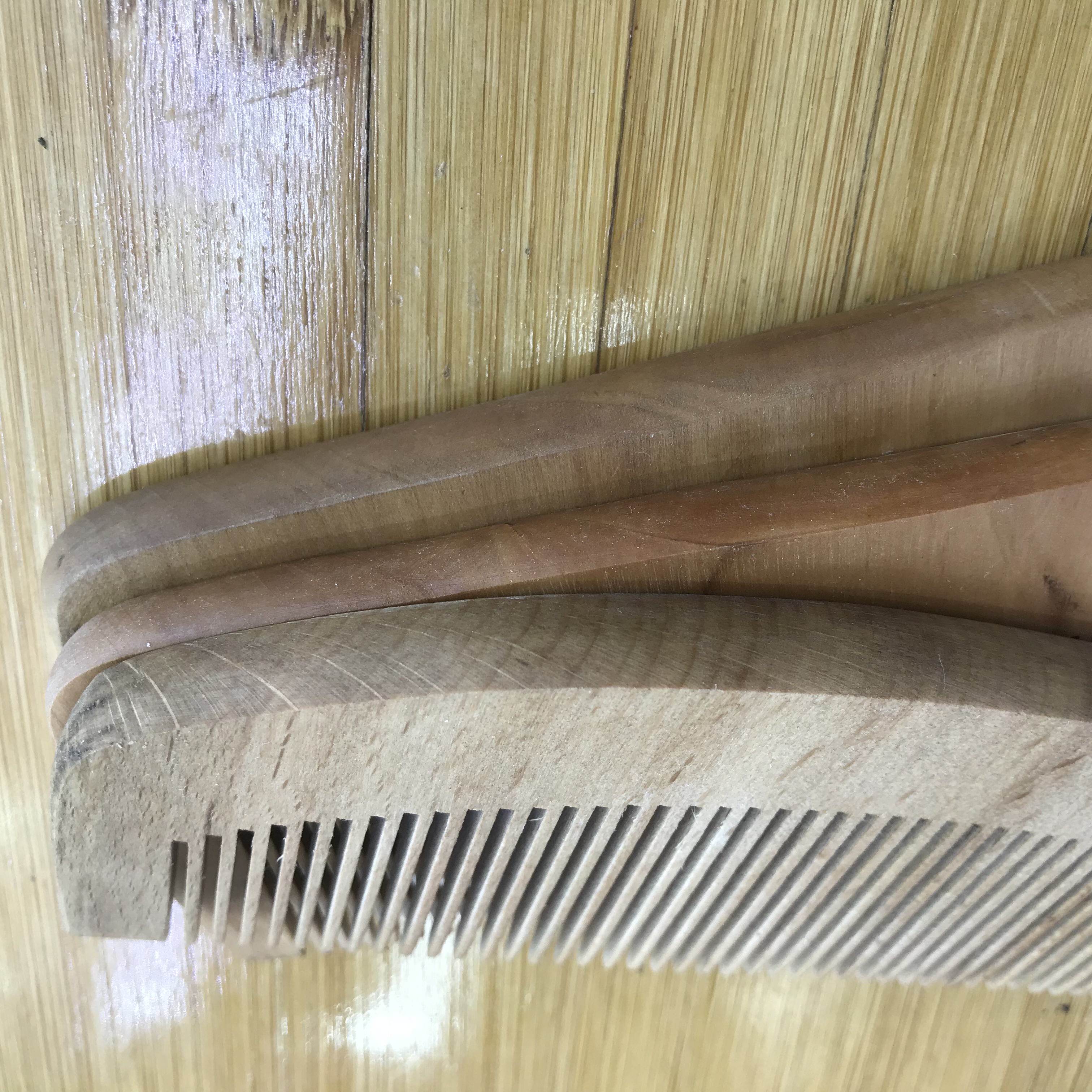 Factory direct sales of natural log ordinary peach wood combs, moon combs, fine-toothed and wide-toothed hair combs detail image 7