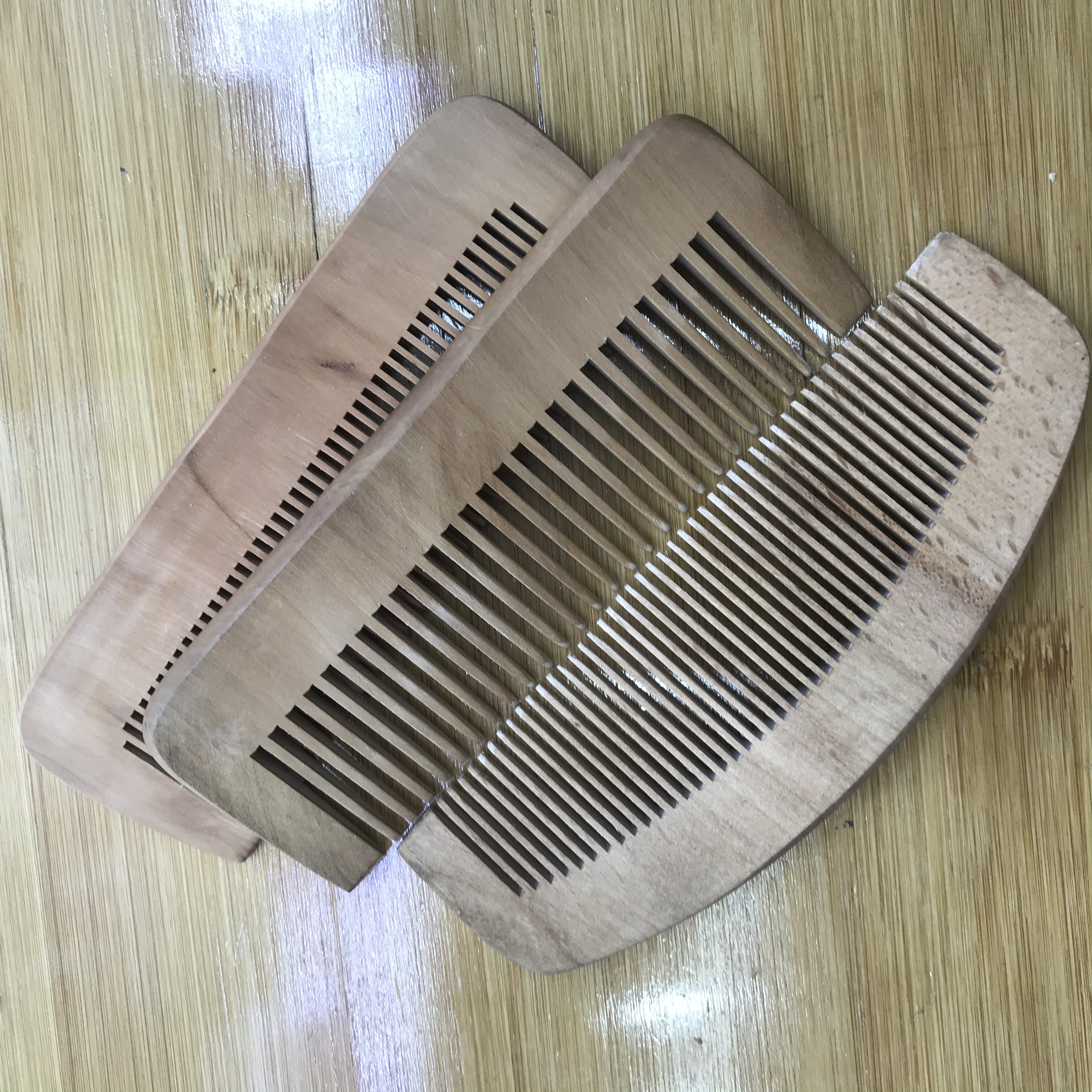 Factory direct sales of natural log ordinary peach wood combs, moon combs, fine-toothed and wide-toothed hair combs detail image 5