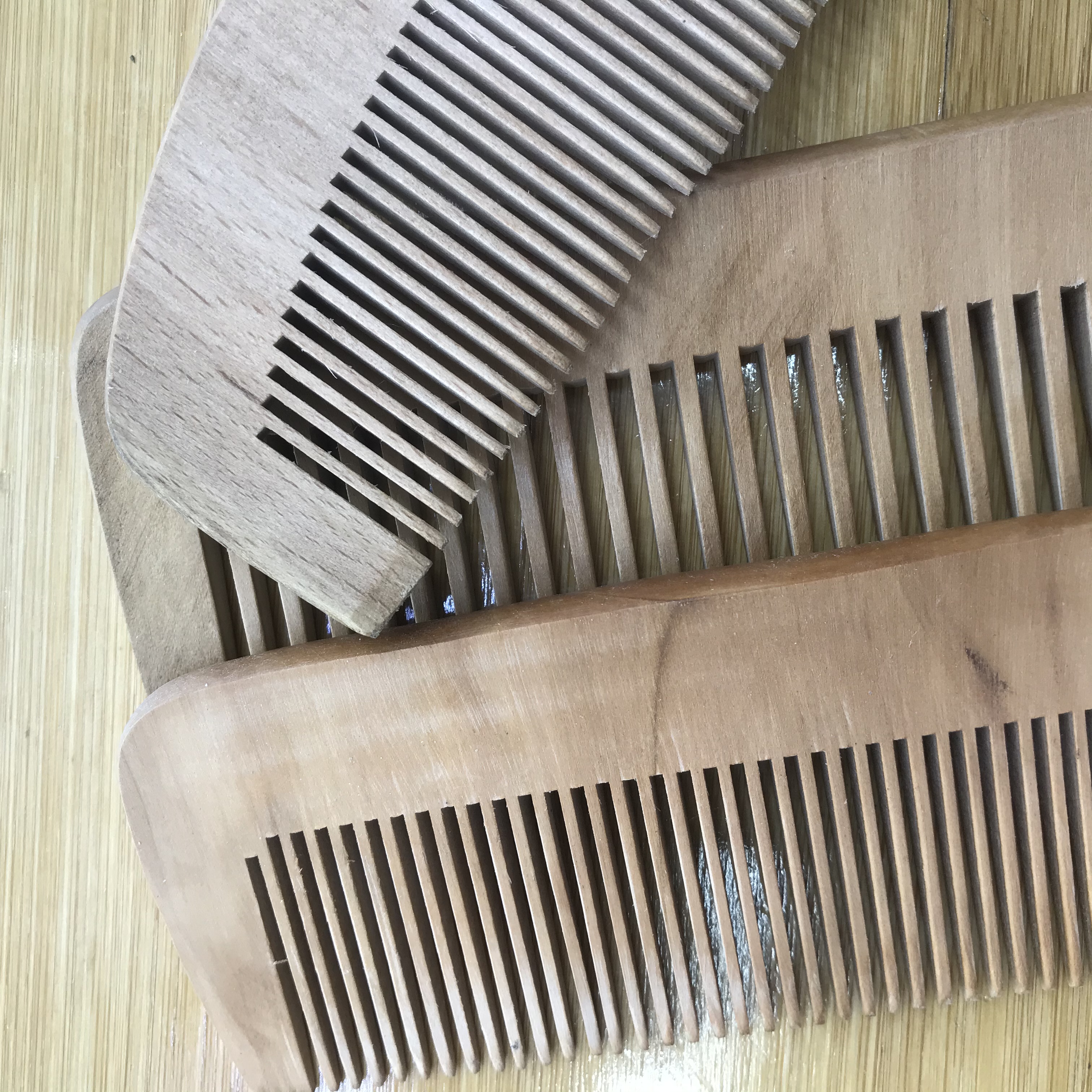 Factory direct sales of natural log ordinary peach wood combs, moon combs, fine-toothed and wide-toothed hair combs detail image 8