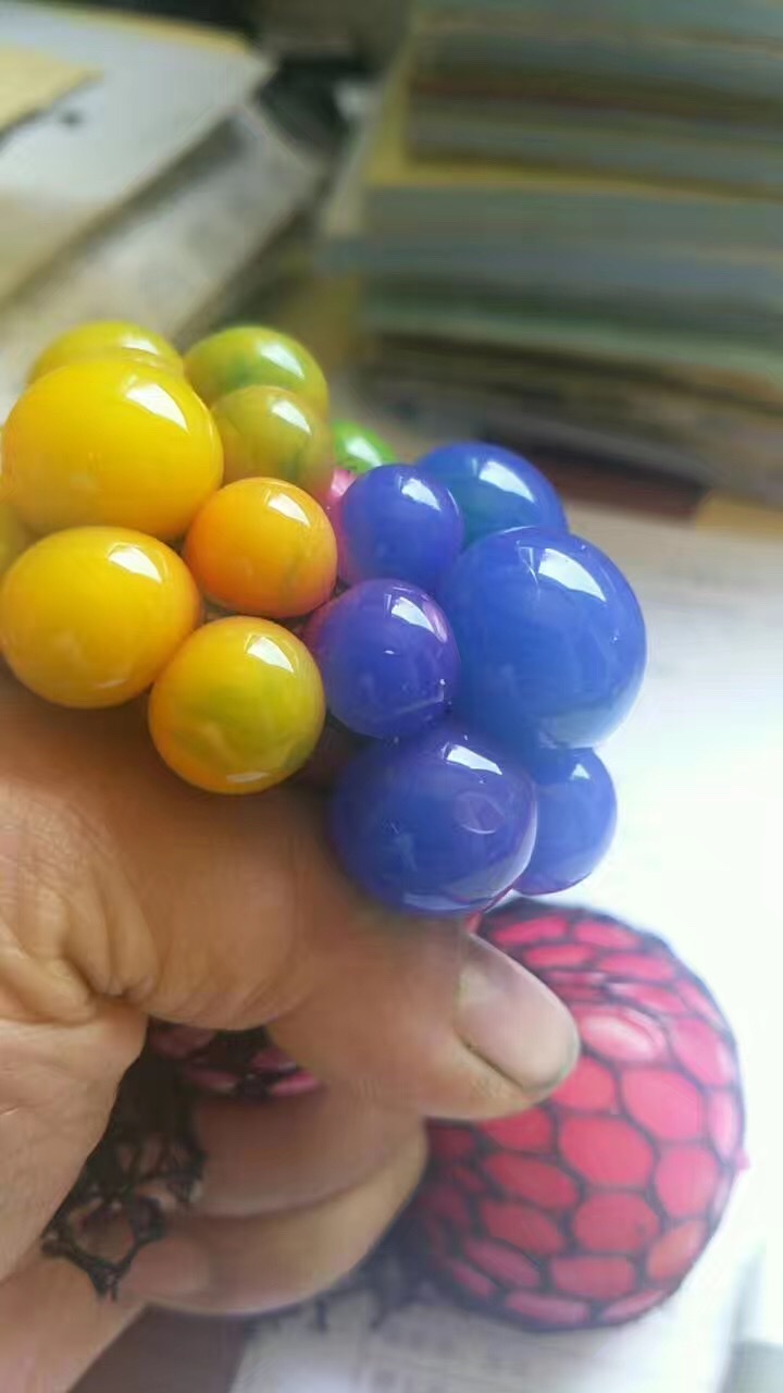 2014 双色6.0葡萄球，网袋球，变色球，挤压玩具，减压神器，搞笑搞怪玩具产品图