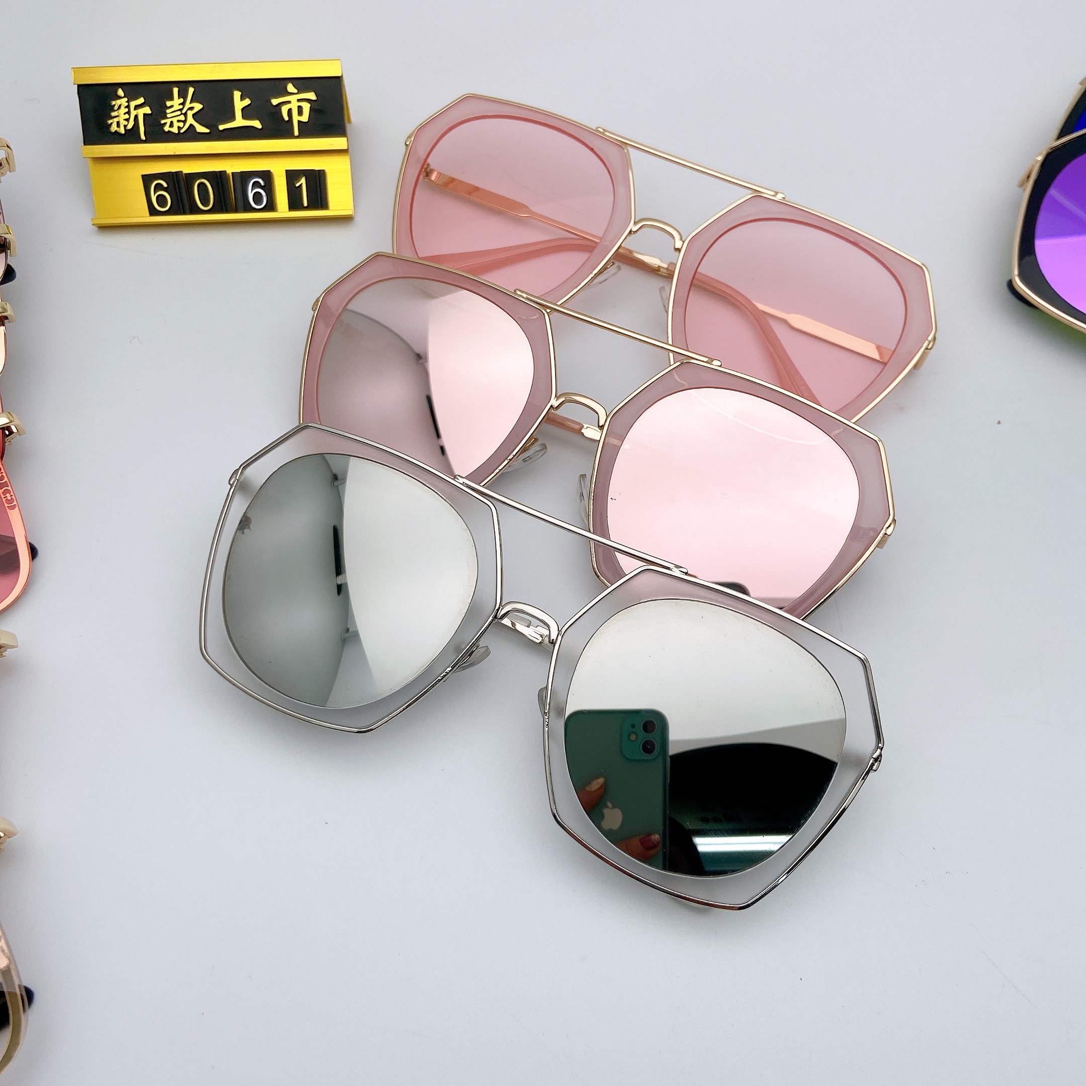 The new sunglasses feature a brilliant color film that protects against radiation and ultraviolet rays. They are essential sunglasses for traveling Specification image