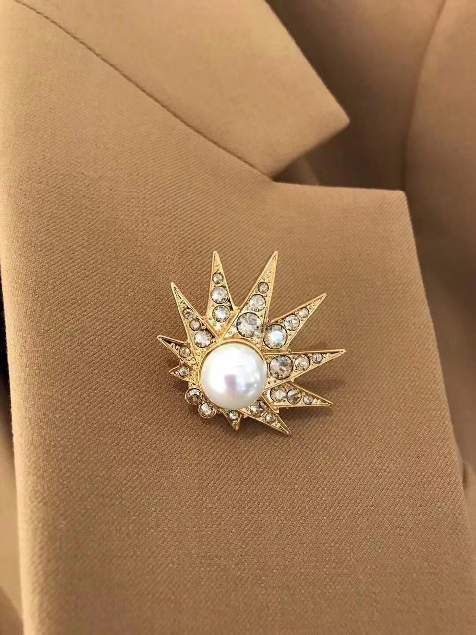 太阳花胸针爆款
