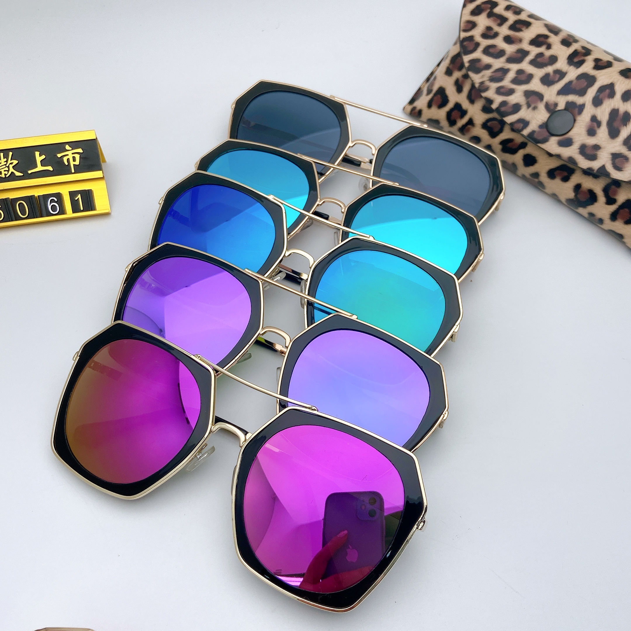 The new sunglasses feature a brilliant color film that protects against radiation and ultraviolet rays. They are essential sunglasses for traveling Application Scenario