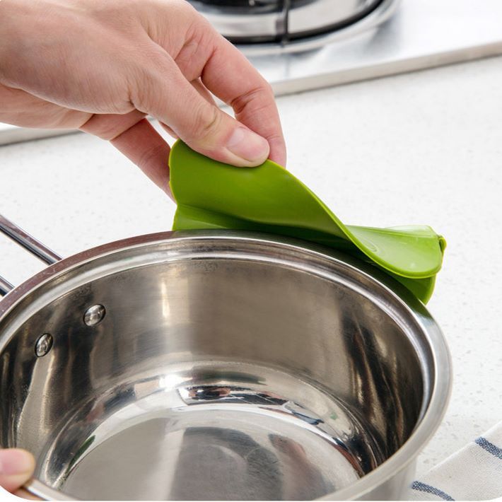 Anti-spillage pot edge deflector Silicone funnel anti-spillage pot edge deflector 1 Application Scenario
