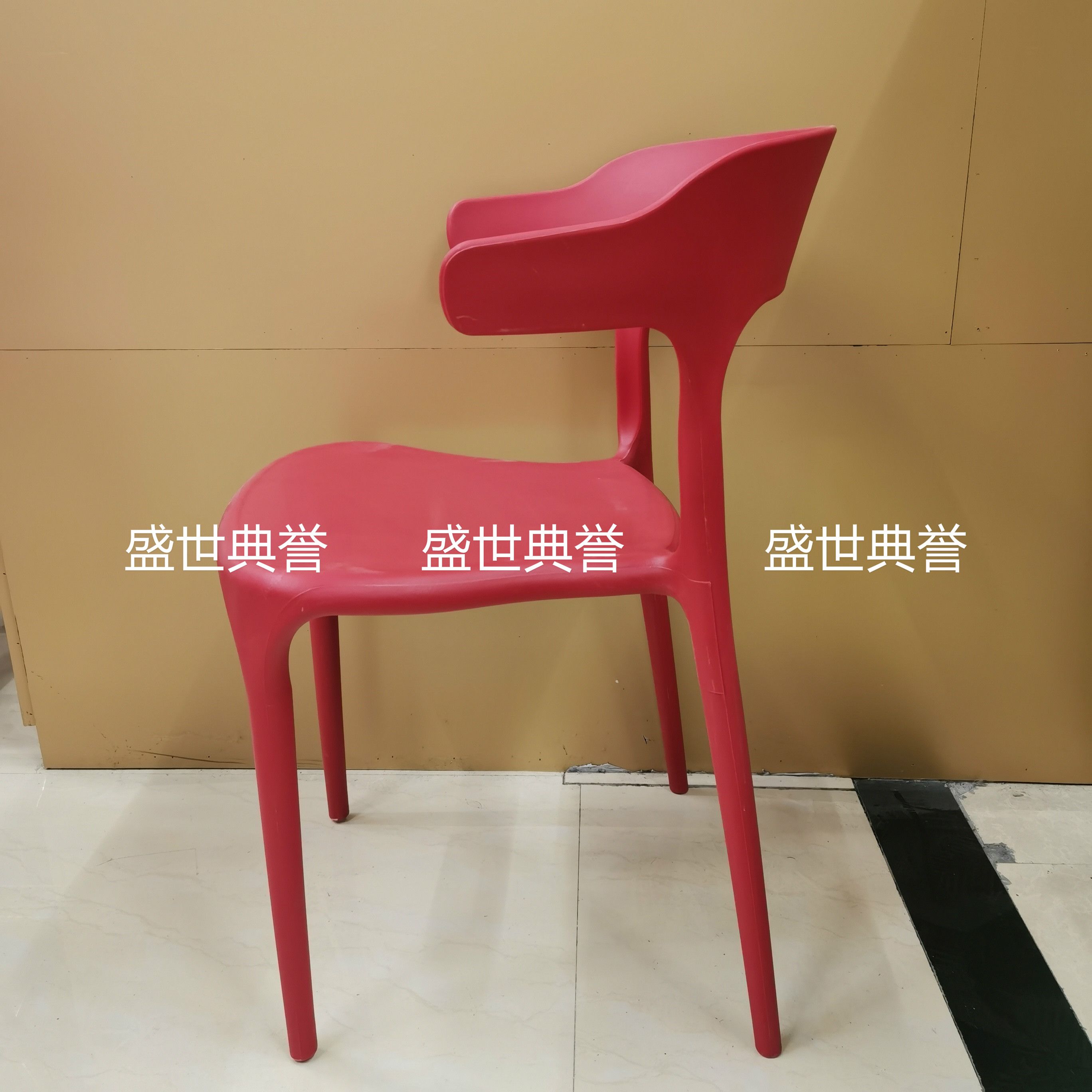 广州外贸批发户外婚礼椅子婚庆塑料折叠椅主题餐厅北欧时尚餐椅细节图