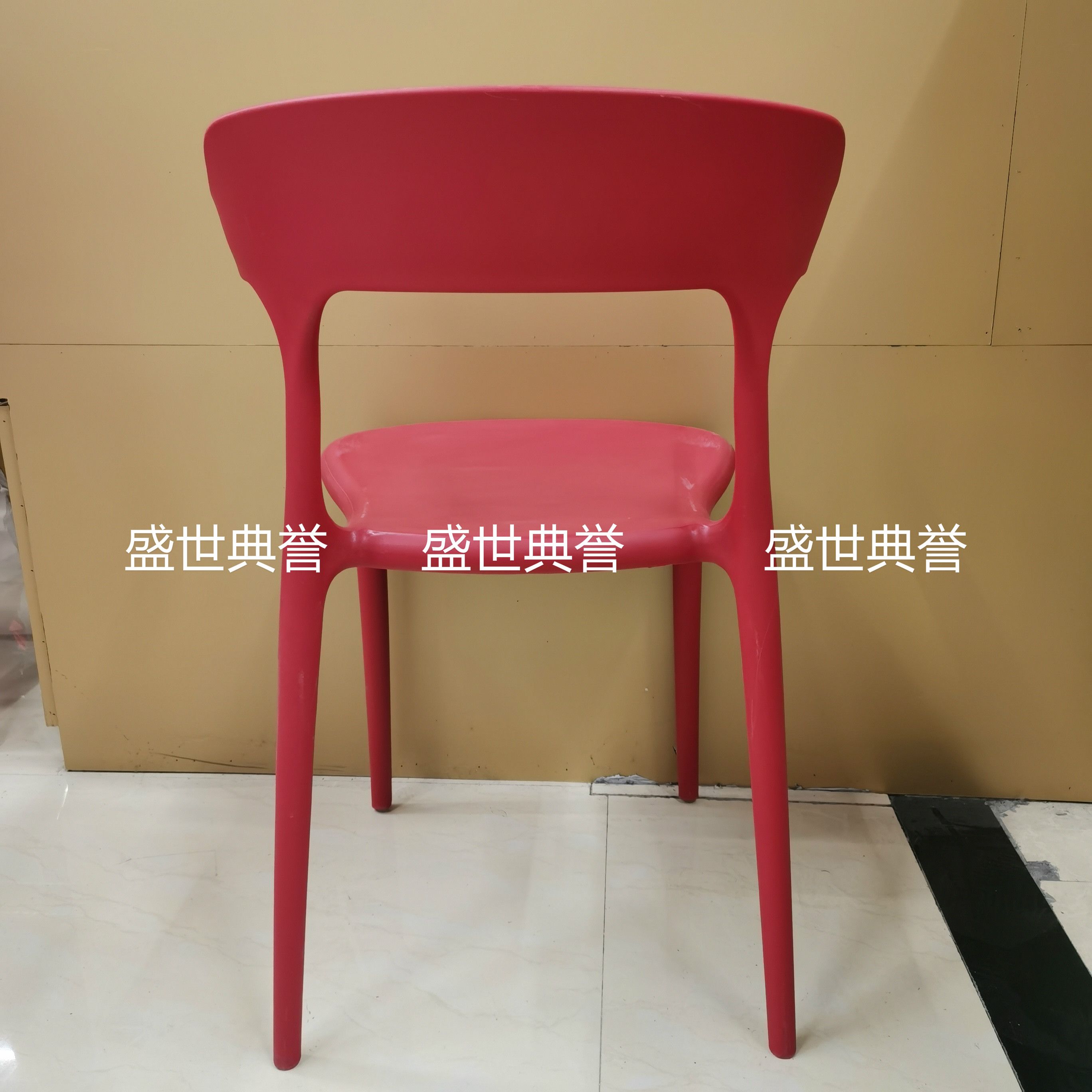 广州外贸批发户外婚礼椅子婚庆塑料折叠椅主题餐厅北欧时尚餐椅白底实物图
