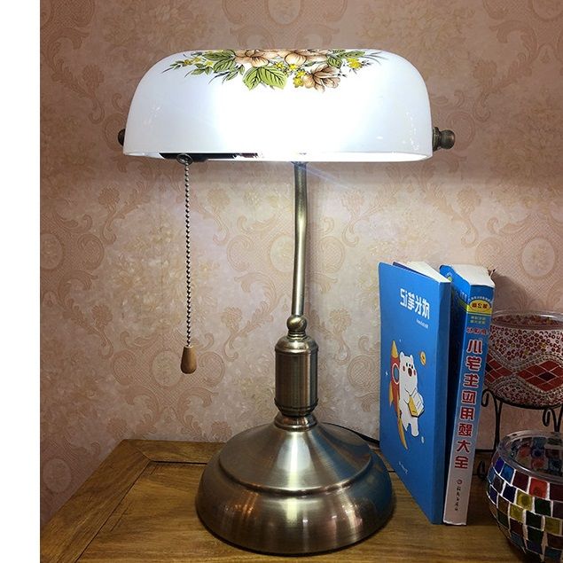 Retro nostalgic classic American simple old Shanghai green cover study bed bed bed light luxury desk lamp