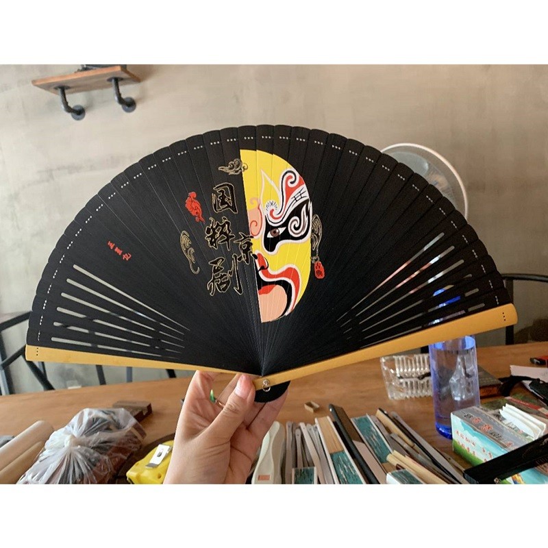New all-bamboo fan with lacquered edges, hand-painted and spray-painted folding fans, ancient-style folding fans with hollowed-out designs, Japanese-style folding fans detail image 1