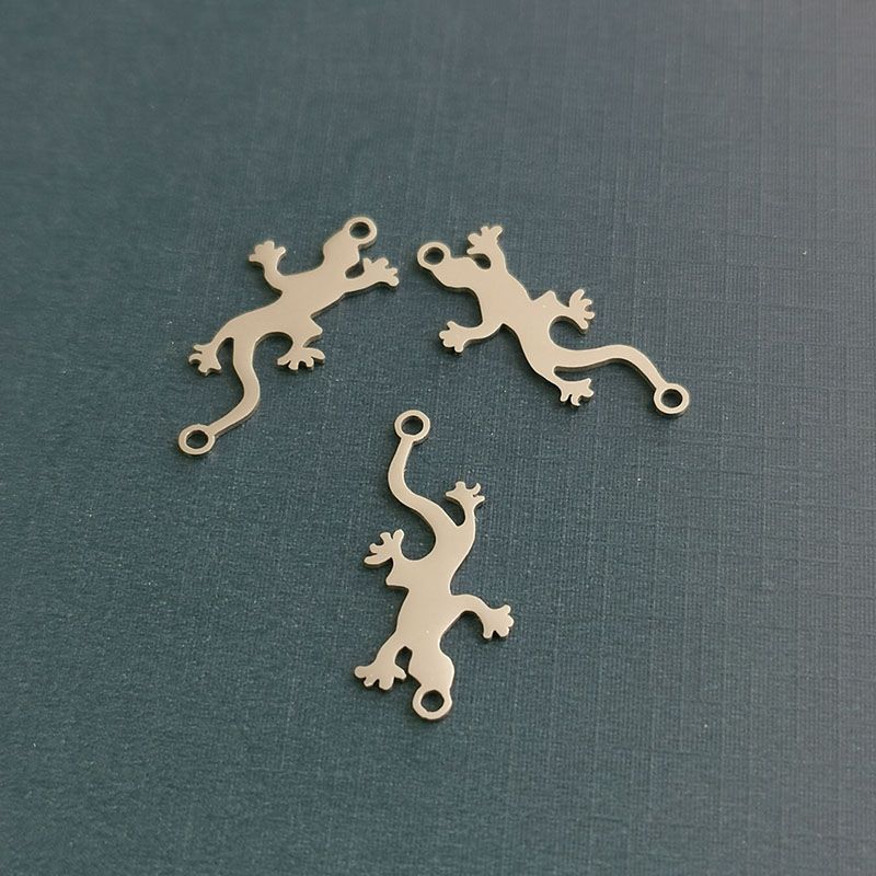 Factory wholesale of fashionable and simple animal pendants, titanium steel gecko pendants, and titanium steel cast bracelets for men and women