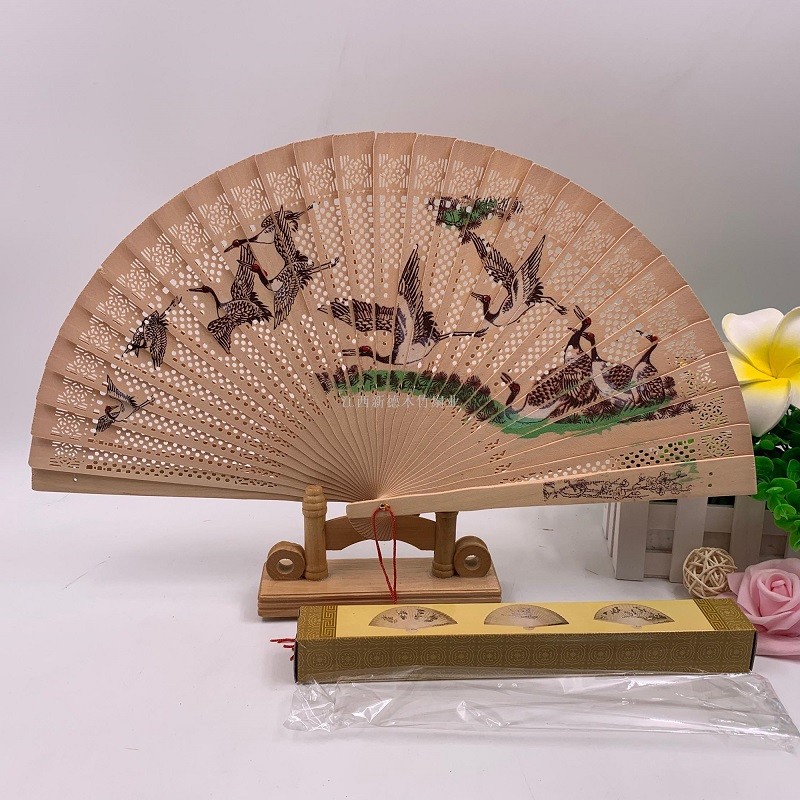 德祯   9寸仿缅香木扇  折扇子  檀香扇  折叠扇  带须加盒礼品扇详情图1