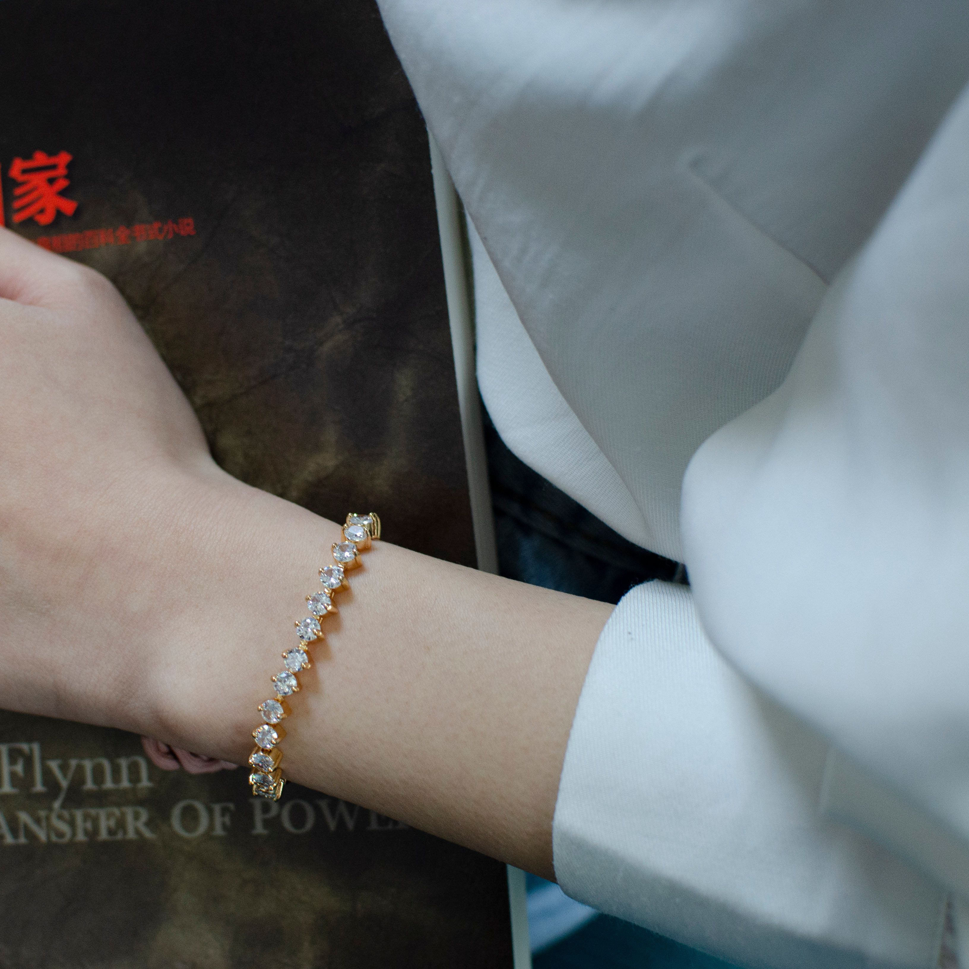 金轻奢品韩版手链女冷淡风简约情侣手镯锆石手环ins小众设计