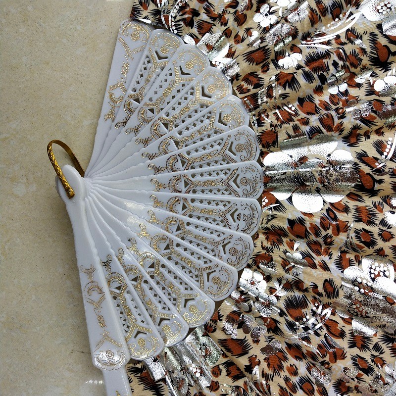 Leopard print gilded plastic fan factory direct sales, customized advertising fans, Spanish dance fans, fabric fans, craft fans wholesale detail image 7