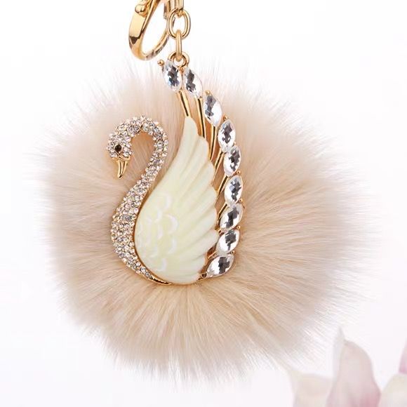 سيارة ذات سعر خاص، سلسلة مفاتيح البجعة البلورية Item Picture