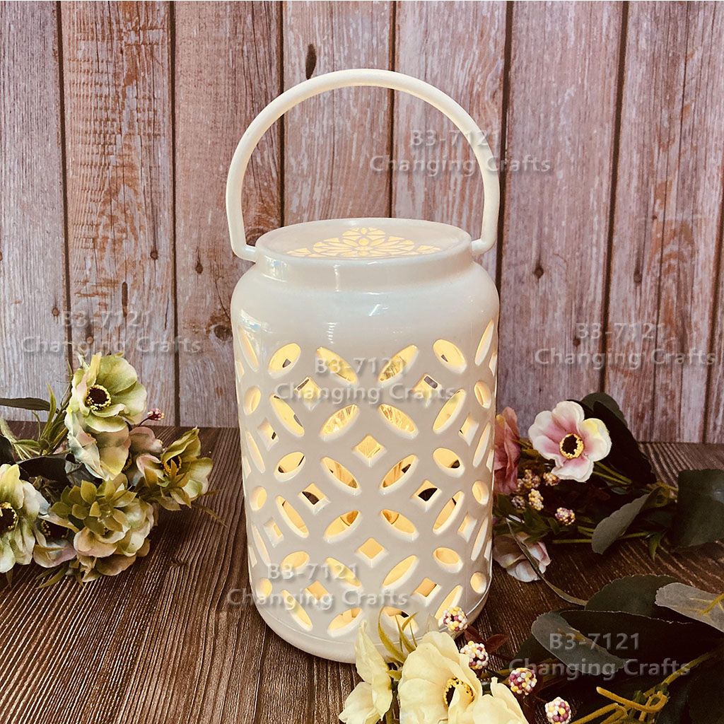 Ramadan plastic antique kerosene lamps, wind lamps, decorative craftsmanship, electronic candles, creative accessories, street stall goods, imported ten thousand Christmas decorations, cross-border batch, shaking sound bestsellers, wedding road guides, LED horse lanterns, soft decoration props, 230