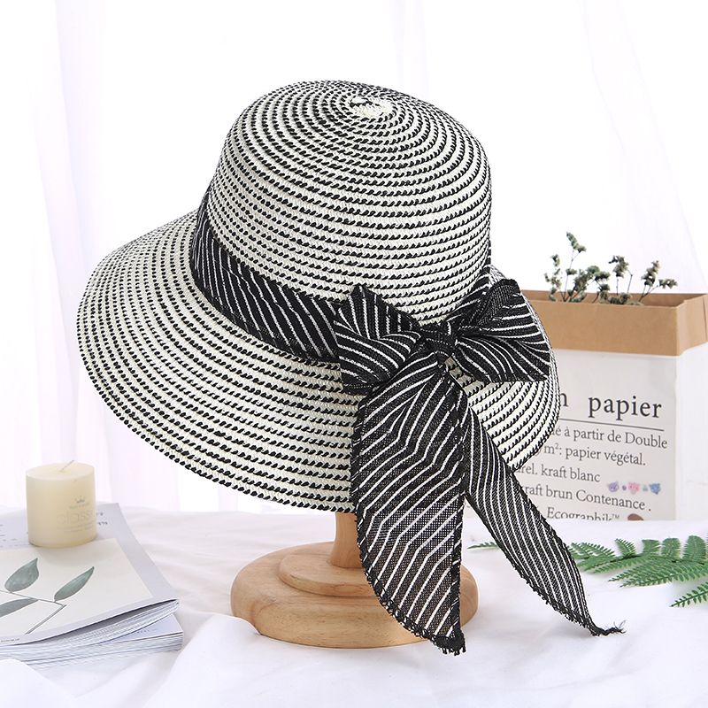 The New Two-Tone Straw Hat With Streamers Is A Fashionable And Explosive Mesh Hat For Women Application Scenario