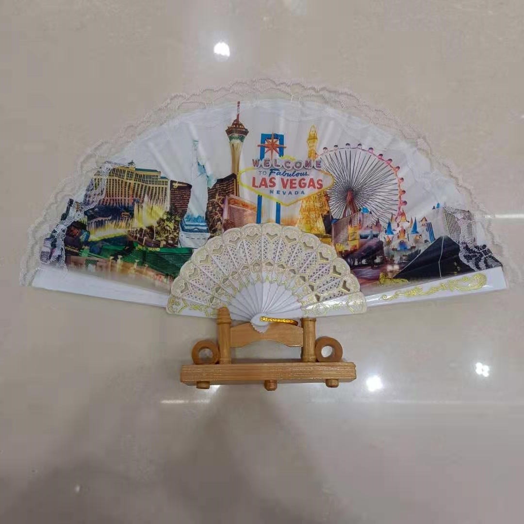 德祯  厂家直销  美国拉斯维加斯图案扇子  塑料彩杆烫金扇骨花边扇详情图4