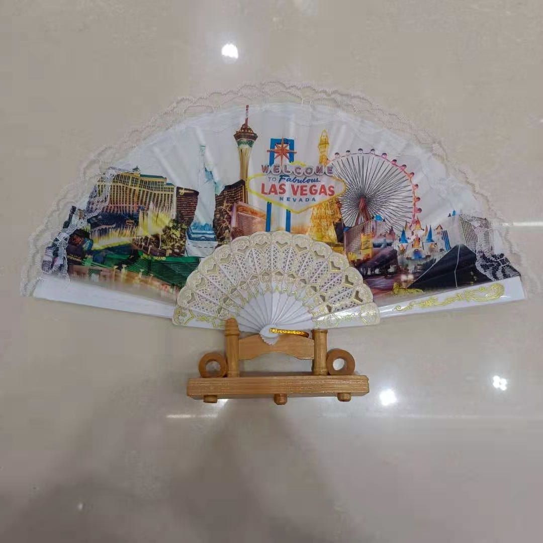 德祯  厂家直销  美国拉斯维加斯图案扇子  塑料彩杆烫金扇骨花边扇白底实物图