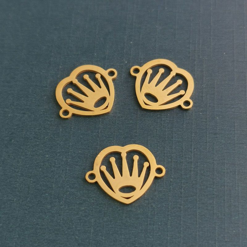 DIY stainless steel fashionable European-style small pendant, heart-shaped crown titanium steel bracelet pendant accessory details Picture