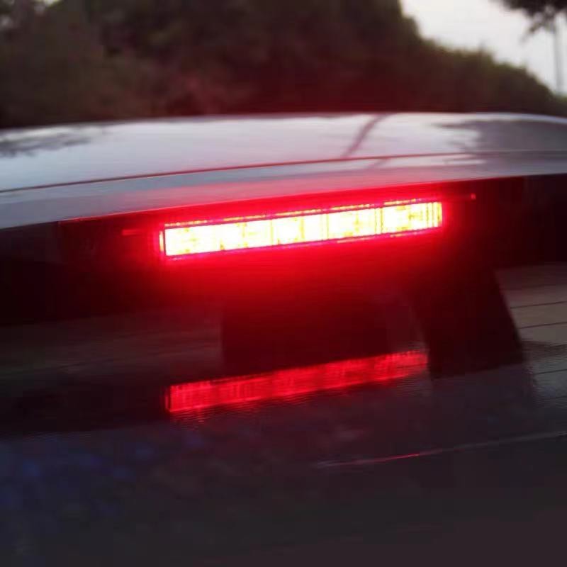 The car's LED high-mounted brake light is extremely bright and flashes, the rear taillights are 12V warning lights, the rear wing lights are modified, and the rear gear center light is in the middle full figure