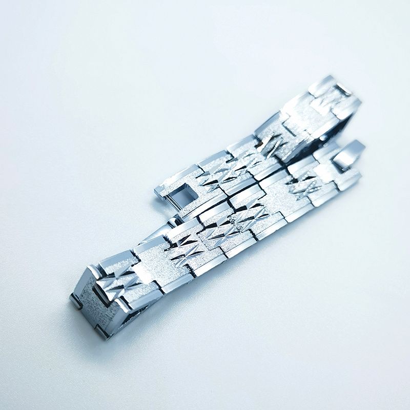 Men's white and gold bracelet with frosted and embroidered patterns Application Scenario