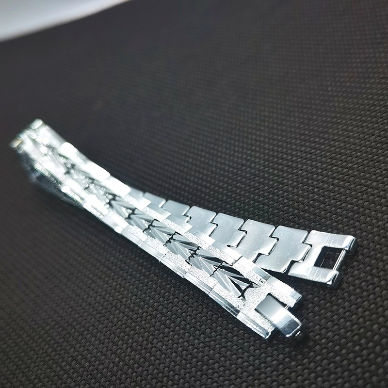 A new best-selling women's white gold plated bracelet with a frosted and engraved pattern detail image 4