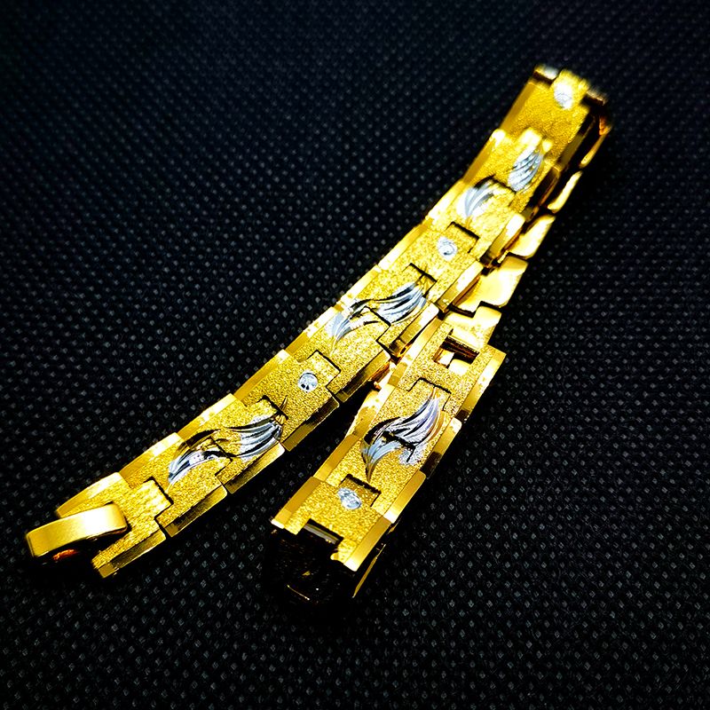 The Vietnamese sandgold men's bracelet features a frosted and engraved pattern that does not fade Application Scenario