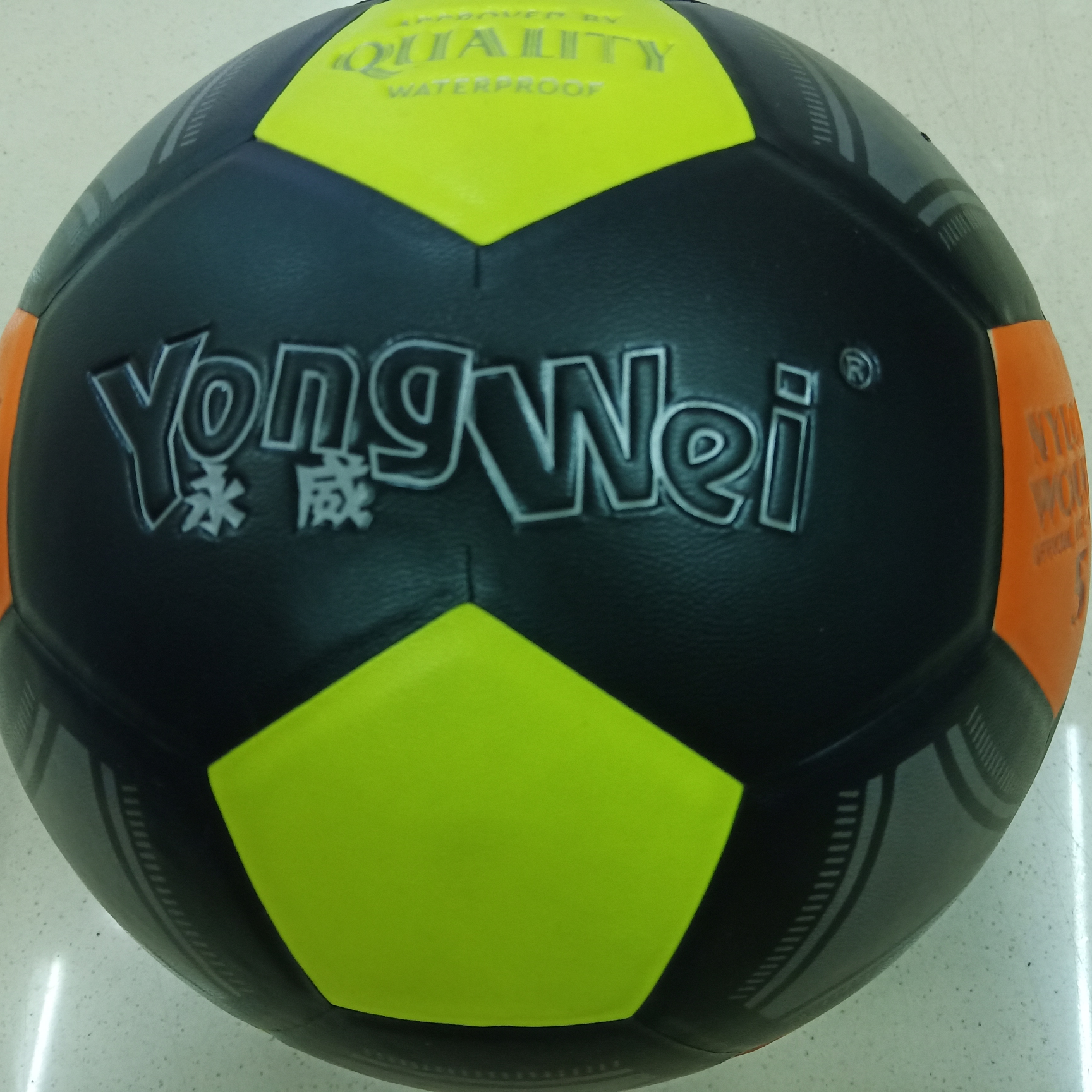 5号贴片PVC五六角莹光黑足球，学校专业比赛用球