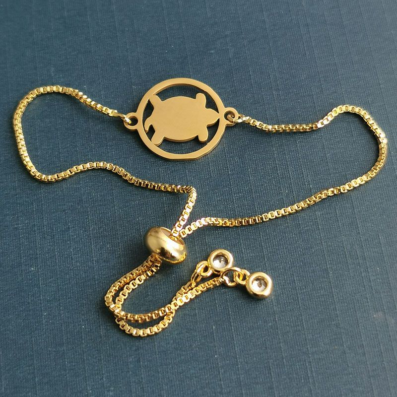Titanium steel turtle pendant for women, cross-border European and American jewelry, stainless steel hollowed-out Marine animal turtle bracelet, customizable Application Scenario