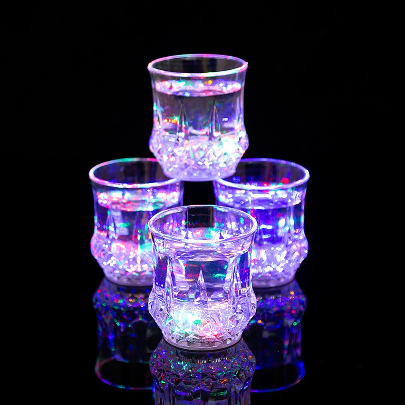 感应发光水杯七彩遇水闪光杯LED菠萝杯啤酒杯酒吧七彩变色杯外贸详情1