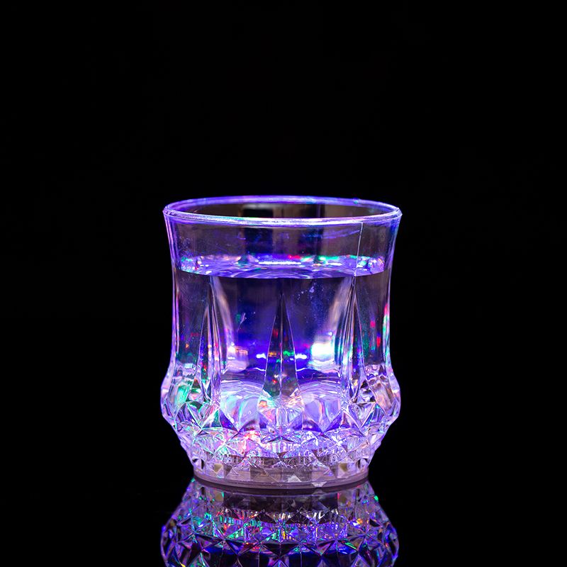 发光水杯/发光菠萝杯/感应闪光水杯白底实物图