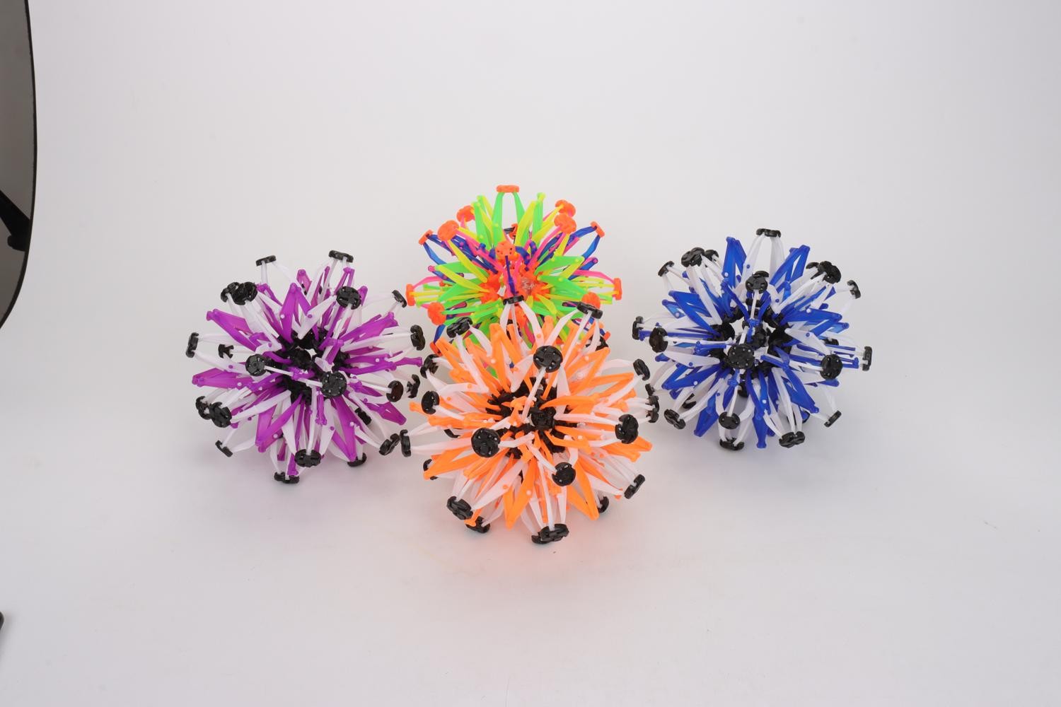 Large telescopic ball magic flower ball player, grab and kick to make big and small balls, educational and creative ball toys, children's toy balls, colorful factory in stock detail image 5
