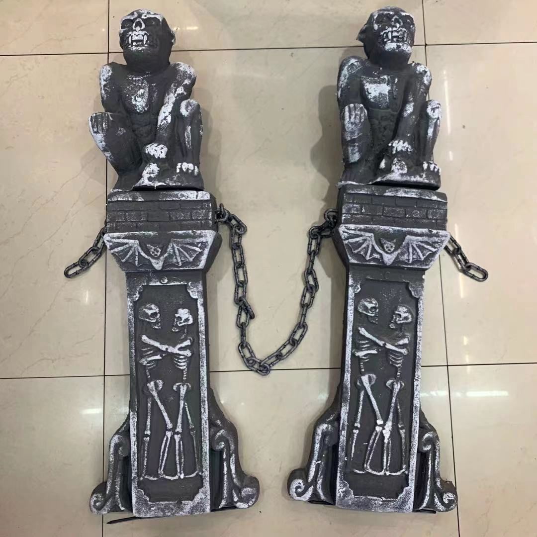 墓碑立柱坟前看门神柱厉鬼獠牙两根柱子链条链接