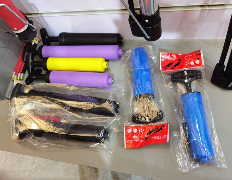 210412 Ball plastic mini air pump, portable hand-pushed air pump for football and basketball, bicycle mini air pump detail image 9