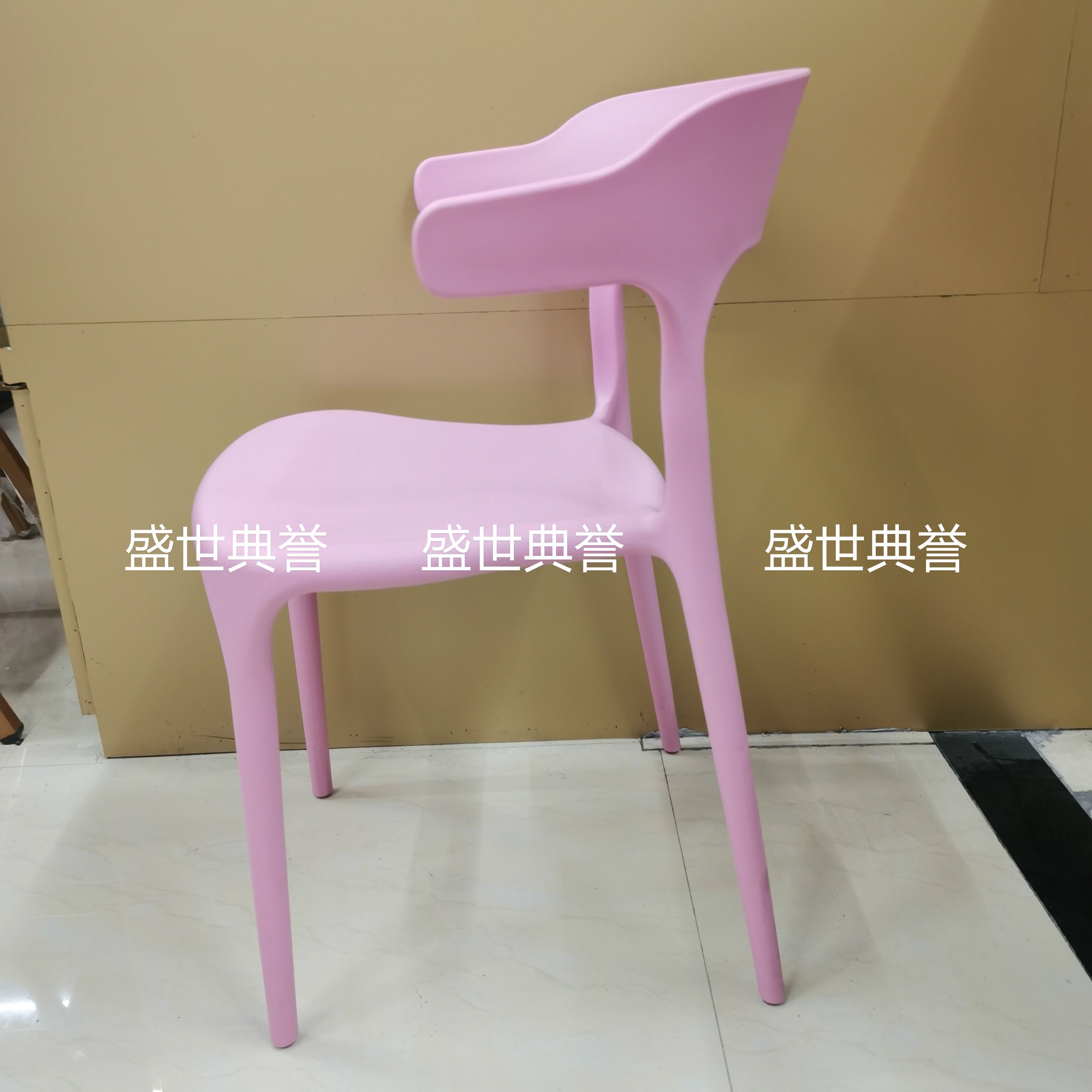 宁波外贸出口户外婚礼椅子婚庆塑料折叠椅现代餐厅牛角椅宴会餐椅