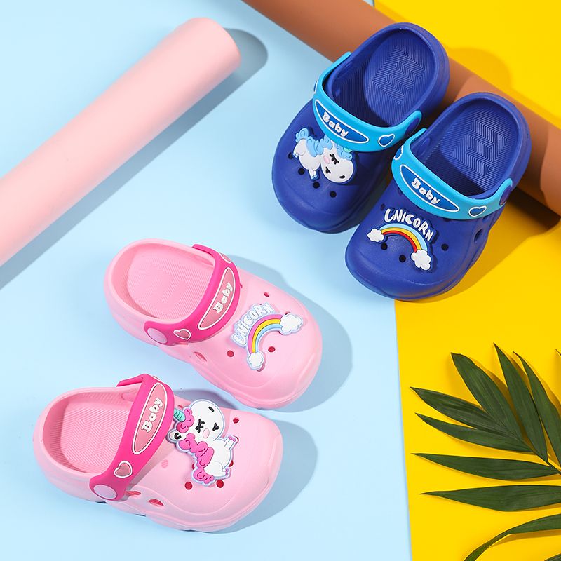 Summer children's slippers: New cool slippers for boys and girls, cute cartoon anti-slip kids, baby crocs Application Scenario