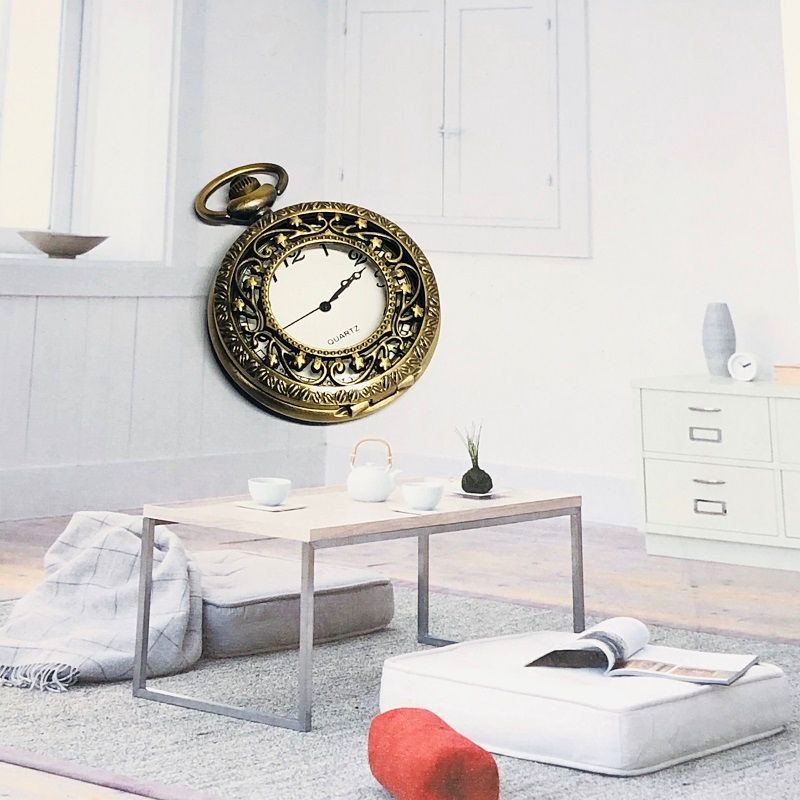 A new personalized carved and skeletonized pocket watch, a retro and nostalgic classic flip quartz watch Item Picture
