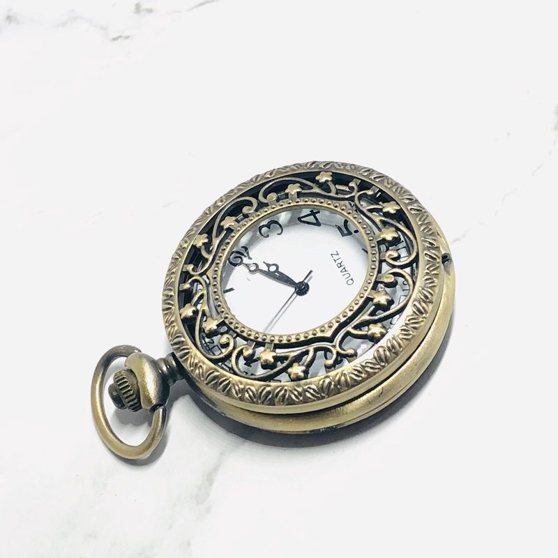 A new personalized carved and skeletonized pocket watch, a retro and nostalgic classic flip quartz watch details Picture