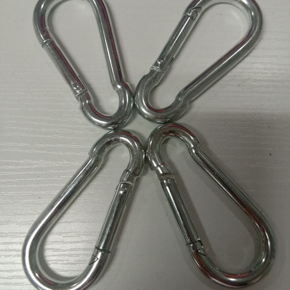 Spring hook, hoist buckle, mountain climbing buckle, iron galvanized 11*120 Application Scenario