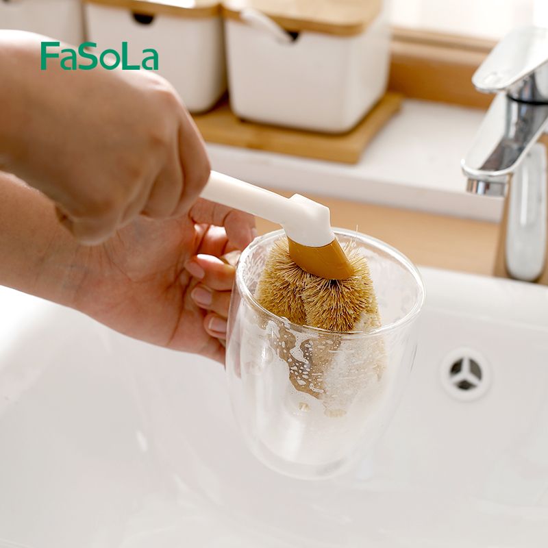 Natural coconut palm household pot brush, a kitchen cleaning long-handled pot brush for lazy people to remove dirt and grease Application Scenario