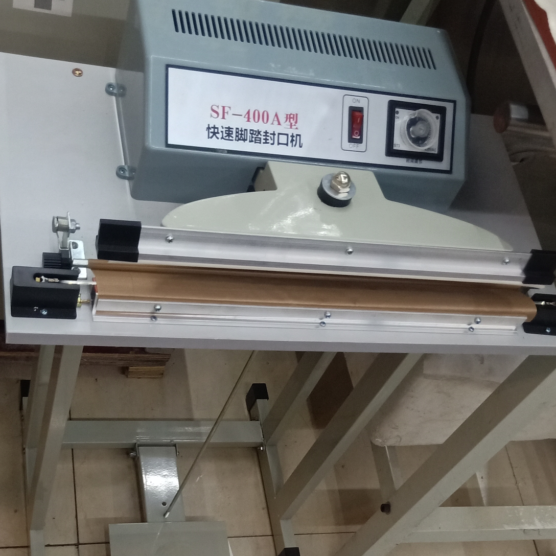 400 Foot pedal sealing machine